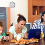 Smartphone e tablet a tavola: mania degli europei