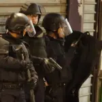 Parigi, Blitz Polizia contro Terroristi: Donna si Fa Esplodere