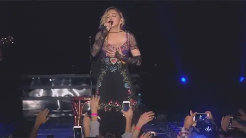 Madonna Commossa sul Palco per Attentati Parigi: 