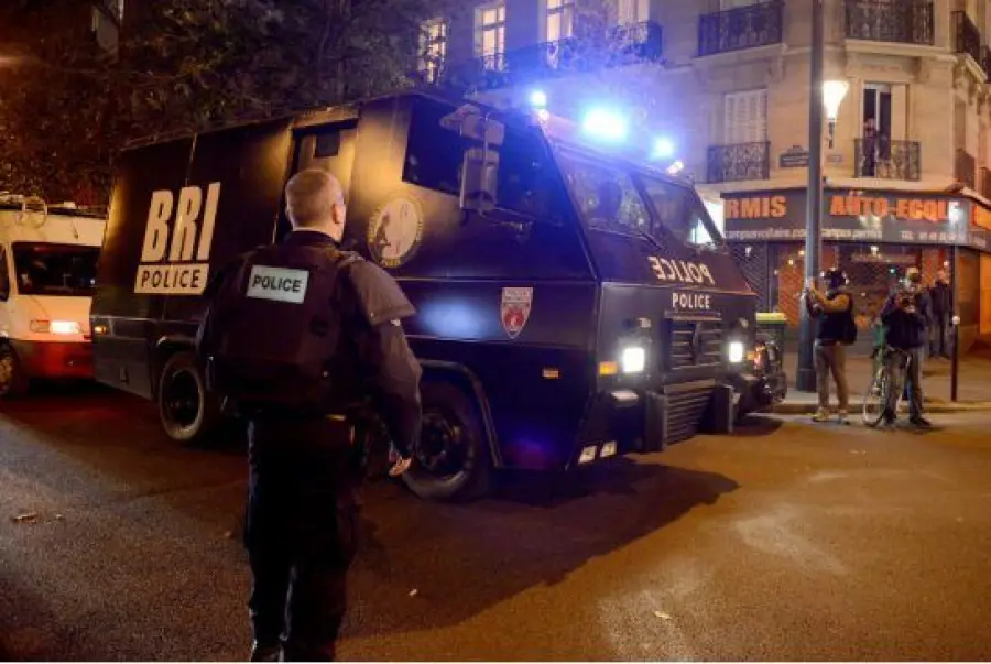 Parigi sotto Choc per Attacchi Terroristici, Hollande: 
