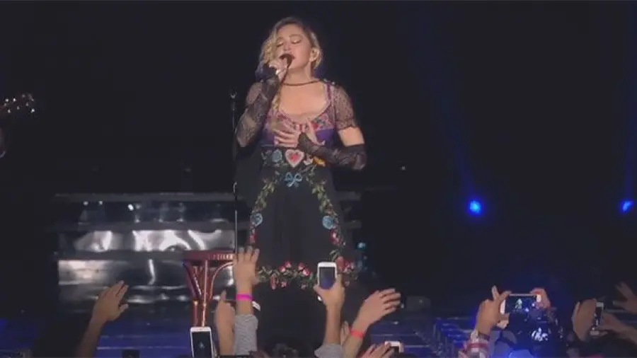 Madonna Commossa sul Palco per Attentati Parigi: "Mi Sento Straziata"