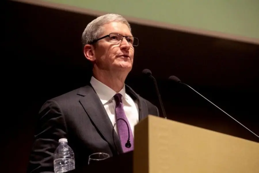 Tim Cook Esalta Genio Italiano all'Università Bocconi