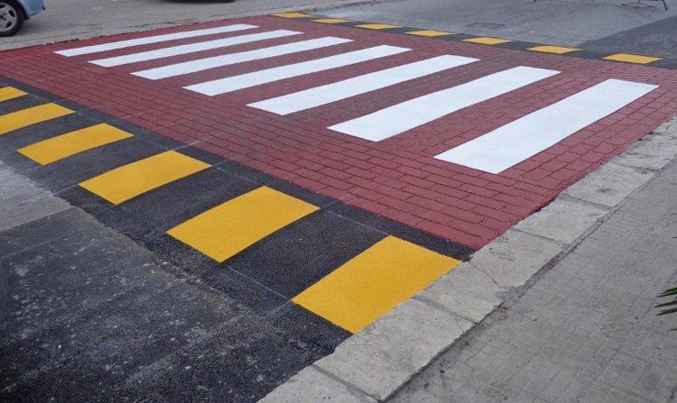 Ostia, 15enne Travolta sulle Strisce Pedonali: Conducente Mini sotto Choc