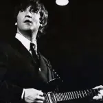 John Lennon, Chitarra del '62 Venduta per 2,4 Milioni: 50% Ricavato in Beneficenza