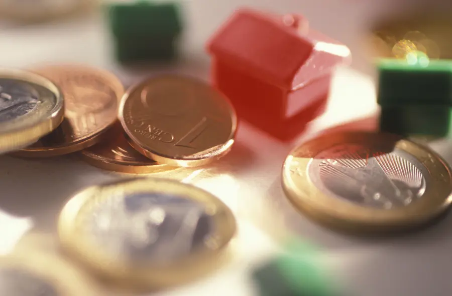 Istat, Famiglie Italiane in Affanno con Spese di Casa