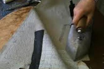 Reggio Emilia: Cerca di Colpire Moglie con Ferro da Stiro