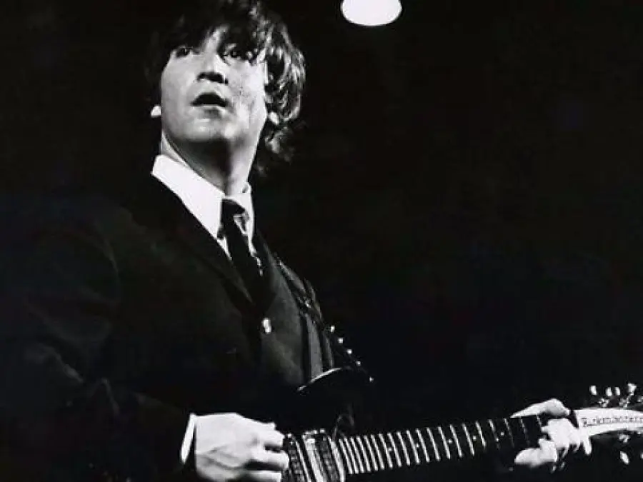 John Lennon, Chitarra del '62 Venduta per 2,4 Milioni: 50% Ricavato in Beneficenza