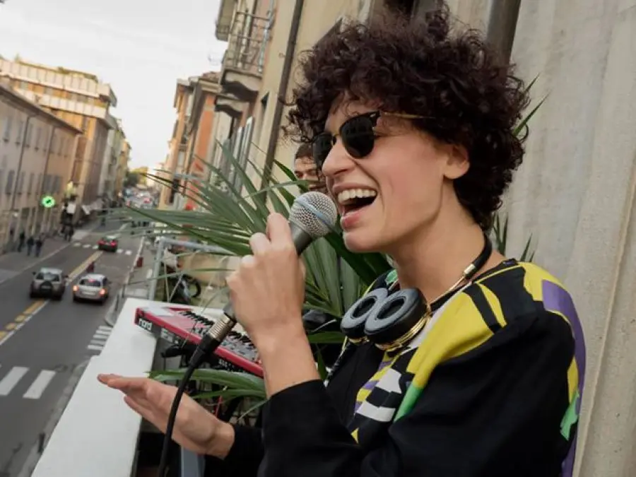 Sara Loreni Canta sul Balcone: Polizia Interrompe Performance