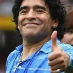 Maradona Compie 55 Anni: Mito del Calcio, Divinità per i Napoletani
