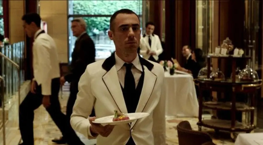 "Alaska", Capolavoro di Cupellini al Cinema: Elio Germano Cameriere a Parigi