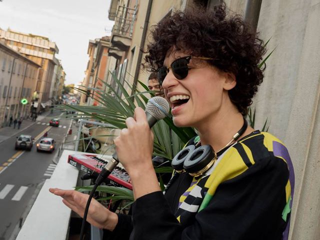 Sara Loreni Canta sul Balcone: Polizia Interrompe Performance