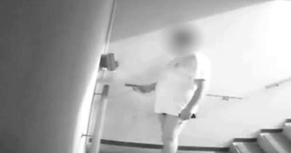 Vigile Timbra Cartellino in Mutande, Moglie: 