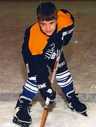 Justin Bieber Ricorda Infanzia: Hockey sul Ghiaccio e Felicità