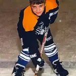 Justin Bieber Ricorda Infanzia: Hockey sul Ghiaccio e Felicità