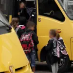 Civitavecchia, Bimba Dimenticata su Scuolabus, Autista e Assistente Denunciati