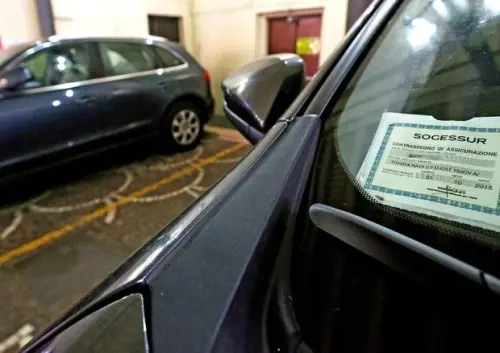 RC Auto, Addio Tagliando sul Parabrezza: Targa per Controllo Copertura Assicurativa