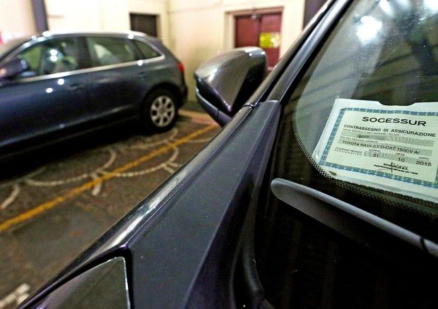 RC Auto, Addio Tagliando sul Parabrezza: Targa per Controllo Copertura Assicurativa