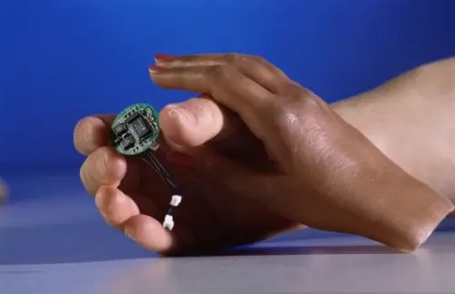 Pelle Artificiale Sensibile al Tatto: Invia al Cervello Stimoli