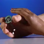 Pelle Artificiale Sensibile al Tatto: Invia al Cervello Stimoli