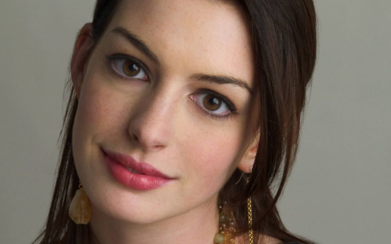 Anne Hathaway Snobba Colazione: Chef Ammonito 3 Volte