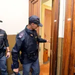 Torino, Pensionato Ucciso con Mazzetta: Rapina Finita in Tragedia?