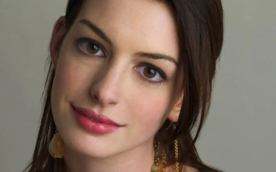 Anne Hathaway Snobba Colazione: Chef Ammonito 3 Volte