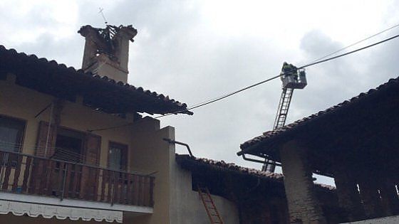 Torino, Fulmine Colpisce Campanile: Frammento Cade su Casa
