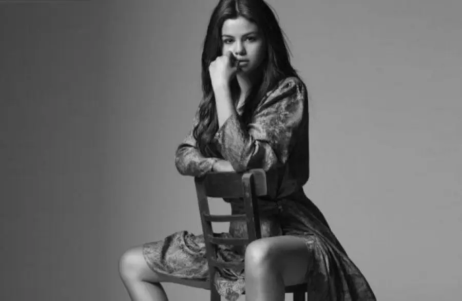 Selena Gomez: Nuda su Copertina "Revival", Secondo Album