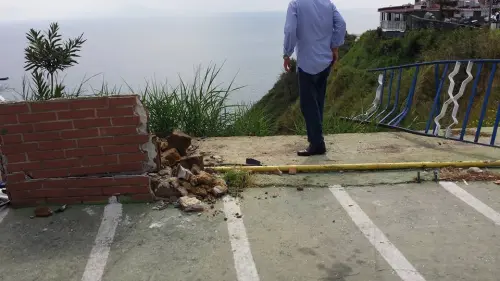 Monte di Procida, Auto Sfonda Ringhiera e Vola in Burrone: Morta Valentina Schiano