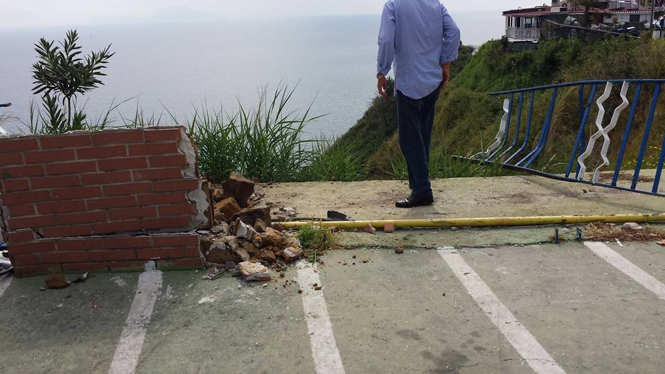 Monte di Procida, Auto Sfonda Ringhiera e Vola in Burrone: Morta Valentina Schiano