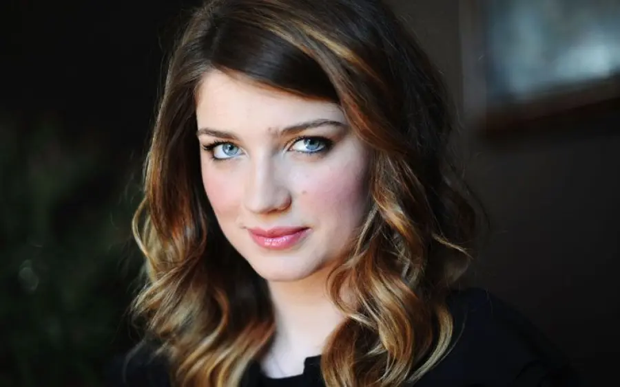 Eve Hewson, Figlia di Bono Vox, Posa in Biancheria Intima per GQ