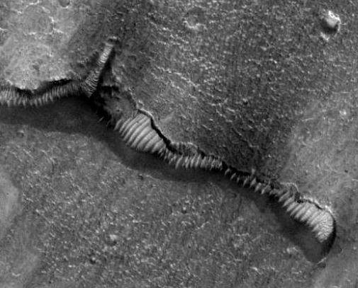 MARTE, ACQUA C'E': SCORRE IN MISTERIOSI RIVOLI