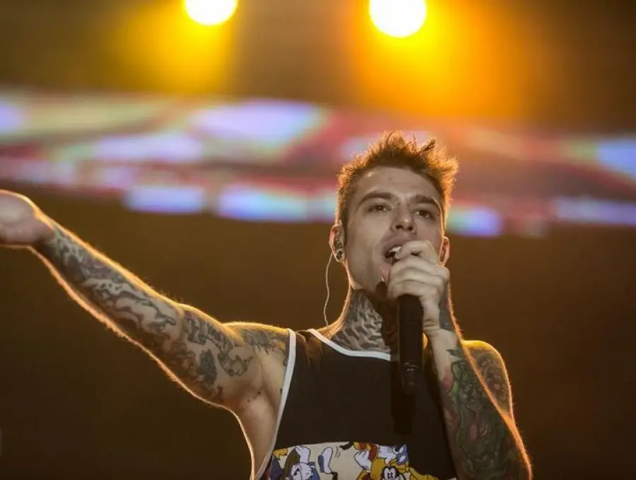 Fedez si Racconta in "21 grammi", Singolo in Pop-Hoolista Cosodipinto Edition