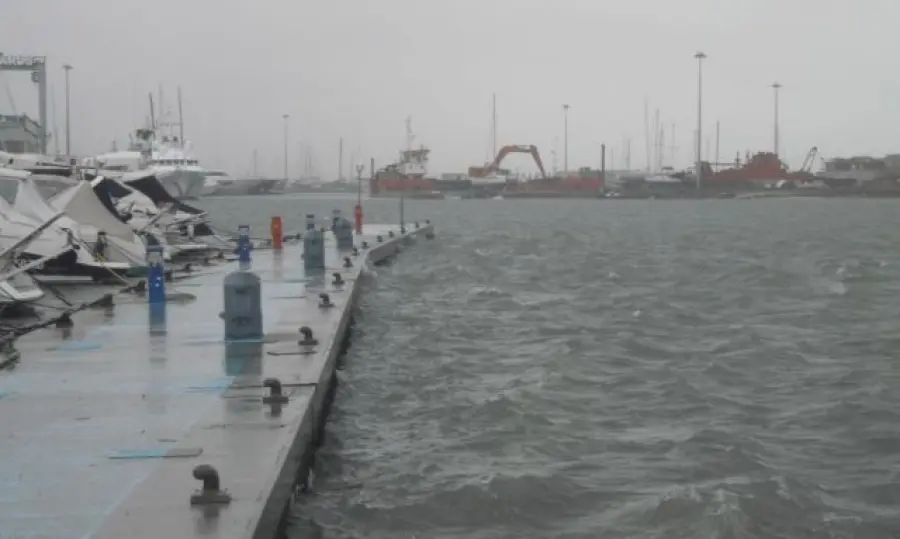 Meteo, Maltempo in Versilia: Fulmine Colpisce Alimentatore Convogli