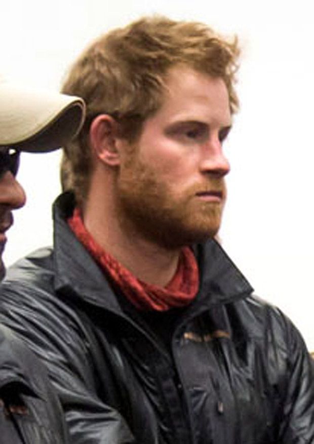 Principe Harry: barba incolta durante commemorazione Battaglia d'Inghilterra