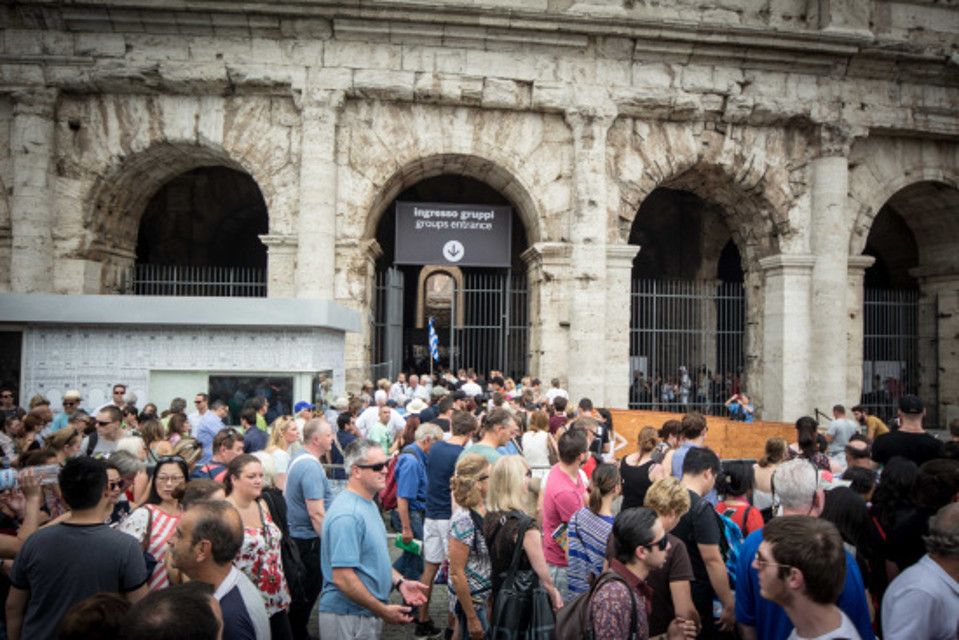 COLOSSEO CHIUSO PER ASSEMBLEA SINDACALE: TURISTI SCONCERTATI