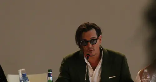 Johnny Depp a Venezia con Amber Heard: fuori forma ma sorridente