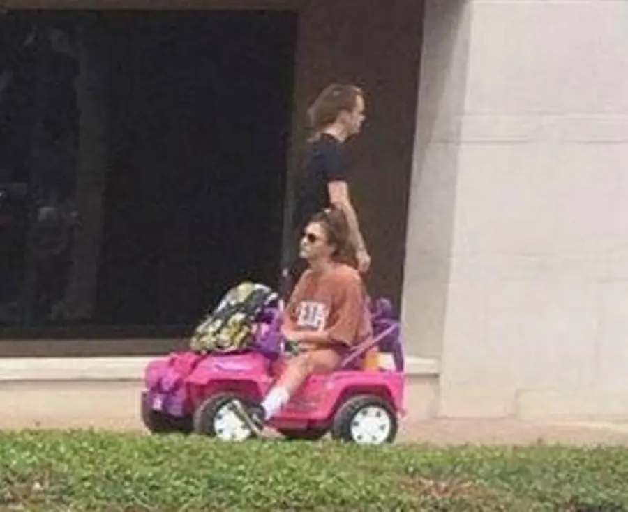 Ventenne alla guida di una Jeep di Barbie