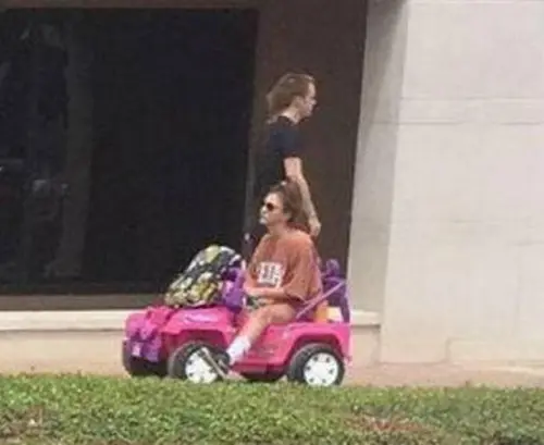 Ventenne alla guida di una Jeep di Barbie