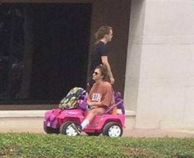 Ventenne alla guida di una Jeep di Barbie