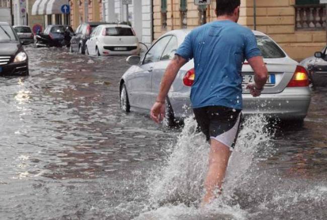 Maltempo a Roma: Poppea crea danni e disagi, albero cade su auto