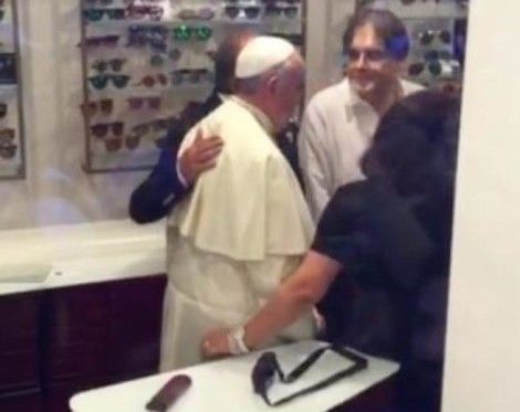 Papa Francesco stupisce ancora: dall'ottico per cambiare lenti, folla in via del Babuino