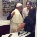Papa Francesco stupisce ancora: dall'ottico per cambiare lenti, folla in via del Babuino