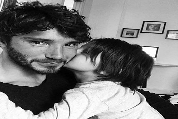 Stefano De Martino contro Belen a causa delle foto di Santiago?