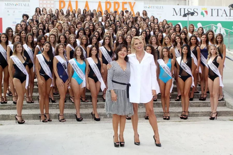 Miss Italia, Simona Ventura in forma a Jesolo: fisico da ventenne