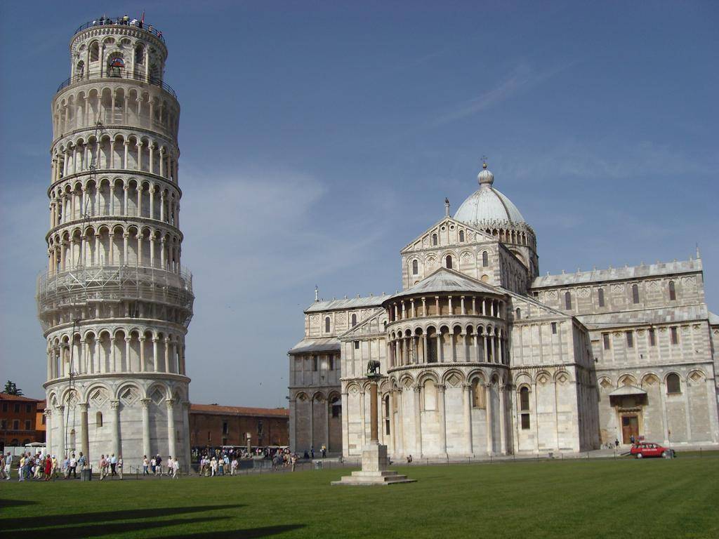 Pisa, voyeur a Piazza dei Miracoli: filmava parti intime turiste