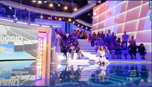 Barbara D'Urso: caduta rovinosa durante prima puntata Pomeriggio Cinque