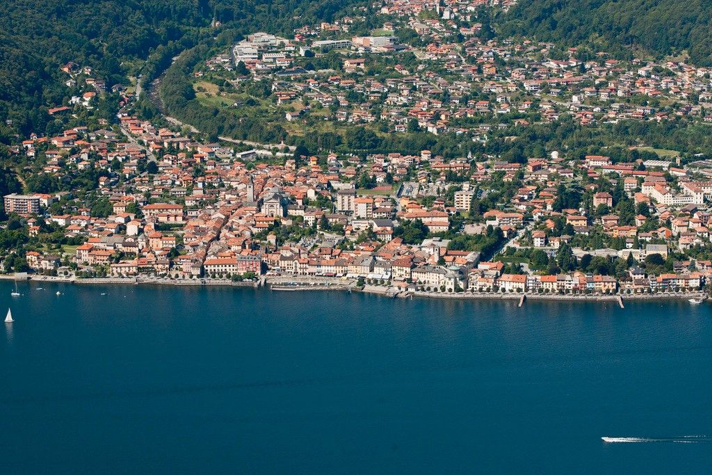 Lago Maggiore, cadavere ragazzo sulla spiaggia: suicidio?