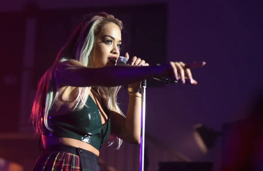 Rita Ora: seno in bella vista a Los Angeles, concerto 'piccante'