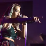 Rita Ora: seno in bella vista a Los Angeles, concerto 'piccante'